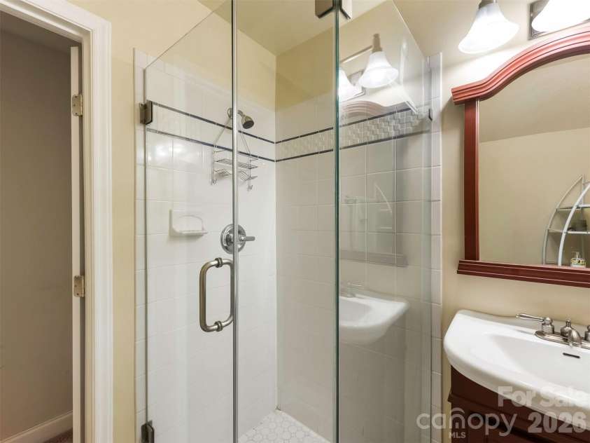 714 Corinthian Place, Charlotte, NC 28211.  MLS# CAR4430064, YatesRealty ID 56576. Upstairs bath