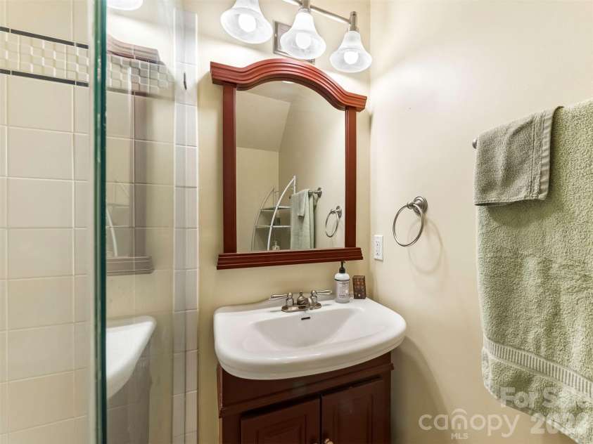 714 Corinthian Place, Charlotte, NC 28211.  MLS# CAR4430064, YatesRealty ID 56576. Upstairs bath
