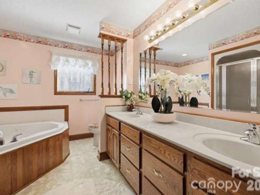 328 Davidson Court, Taylorsville, NC 28681.  MLS# CAR4433508, YatesRealty ID 56583. Primary Bath
