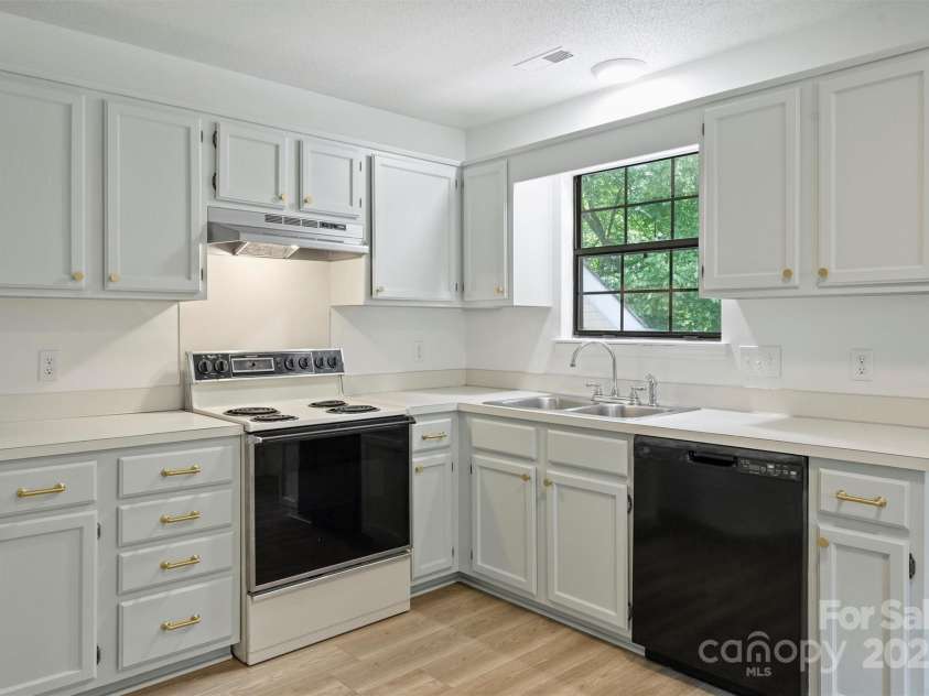 6115 Coltswood Court, Charlotte, NC 28211.  MLS# CAR4271652, YatesRealty ID 566. 