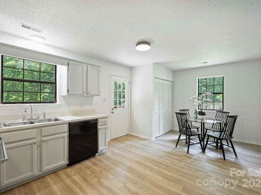 6115 Coltswood Court, Charlotte, NC 28211.  MLS# CAR4271652, YatesRealty ID 566. 