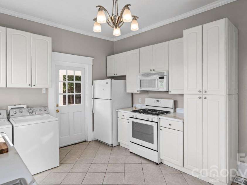 605 Oakland Avenue, Charlotte, NC 28204.  MLS# CAR4432547, YatesRealty ID 56602. 