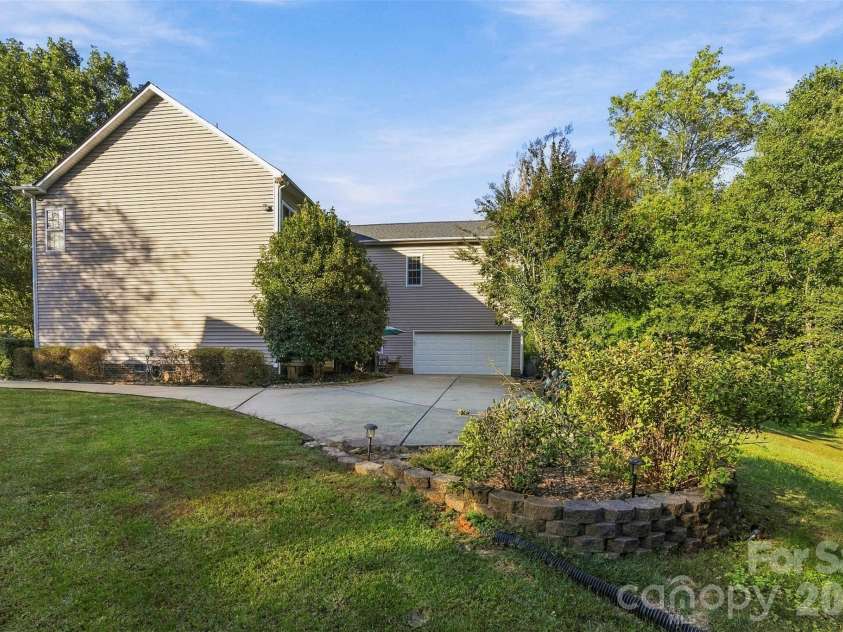 10639 Quarrier Drive, Cornelius, NC 28031.  MLS# CAR4434785, YatesRealty ID 56614. 