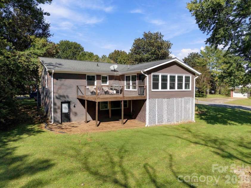 108 Inglewood Drive, Morganton, NC 28655.  MLS# CAR4434450, YatesRealty ID 56618. Large Back Yard