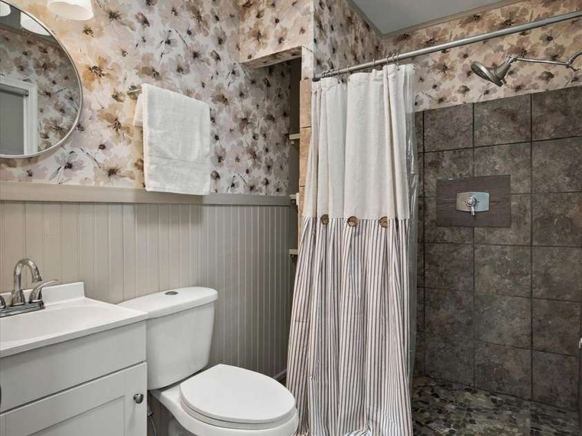 108 Inglewood Drive, Morganton, NC 28655.  MLS# CAR4434450, YatesRealty ID 56618. Primary Suite