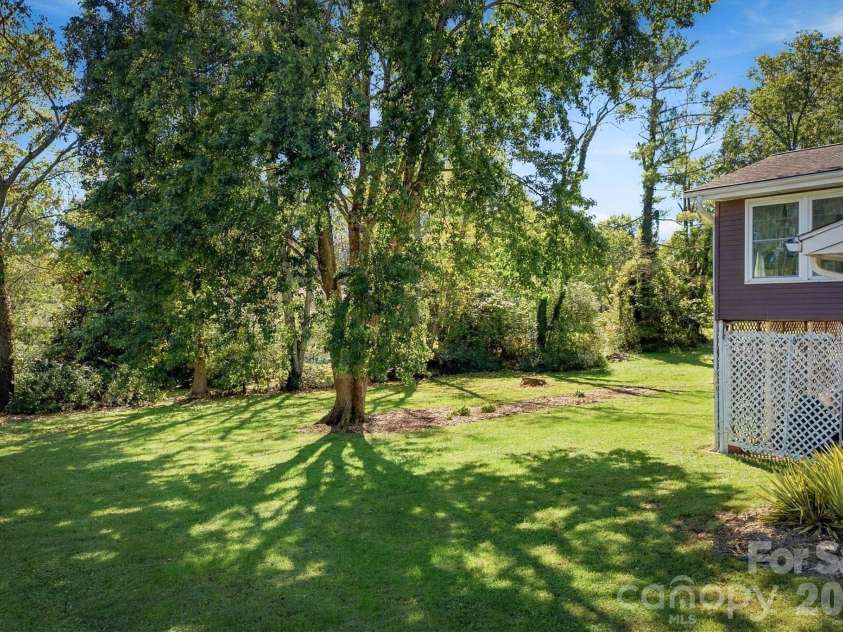 108 Inglewood Drive, Morganton, NC 28655.  MLS# CAR4434450, YatesRealty ID 56618. Spacious Back Yard