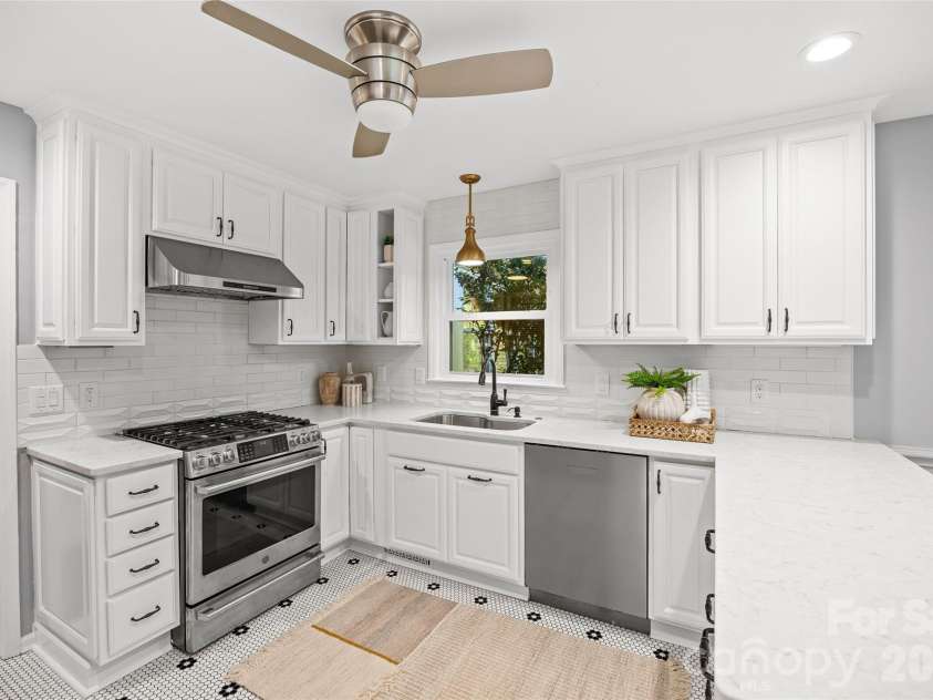 5132 Camilla Drive, Charlotte, NC 28226.  MLS# CAR4432368, YatesRealty ID 56620. 6 burner gas range