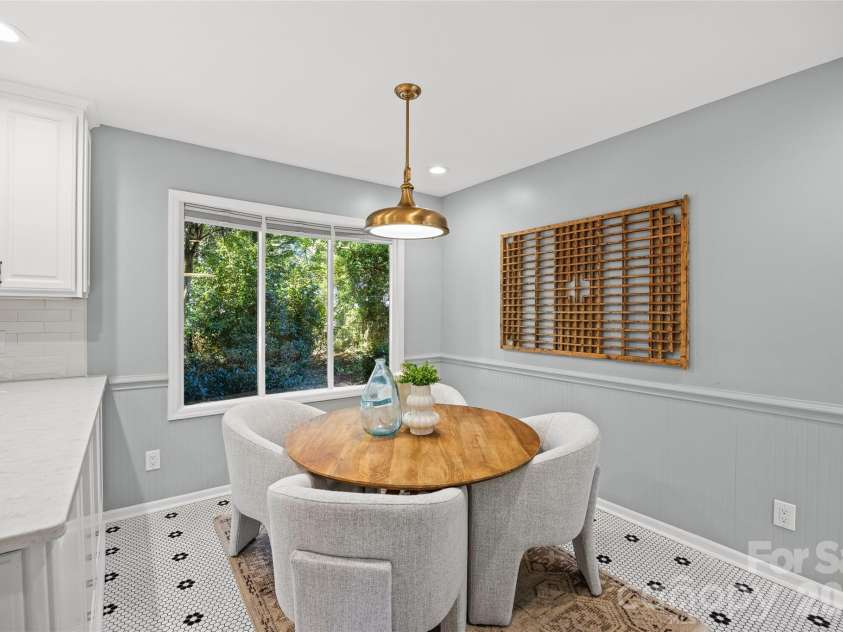 5132 Camilla Drive, Charlotte, NC 28226.  MLS# CAR4432368, YatesRealty ID 56620. Cozy Breakfast Area