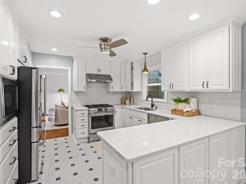 5132 Camilla Drive, Charlotte, NC 28226.  MLS# CAR4432368, YatesRealty ID 56620. Freshly Painted Cabinets and Modern Upgrades in Kitchen