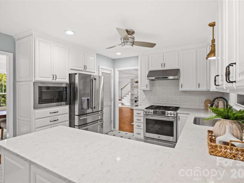 5132 Camilla Drive, Charlotte, NC 28226.  MLS# CAR4432368, YatesRealty ID 56620. Stainless appliances