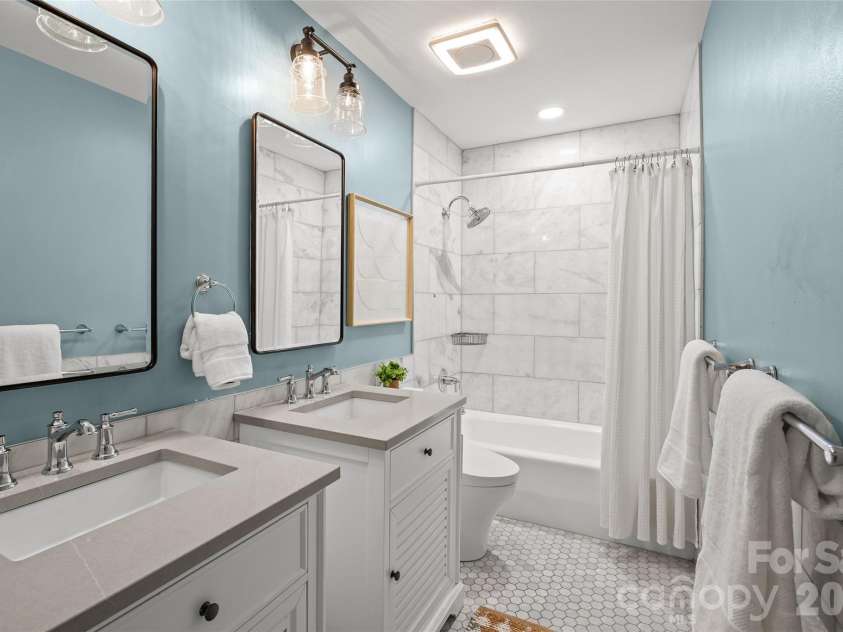 5132 Camilla Drive, Charlotte, NC 28226.  MLS# CAR4432368, YatesRealty ID 56620. Updated Full Bathroom