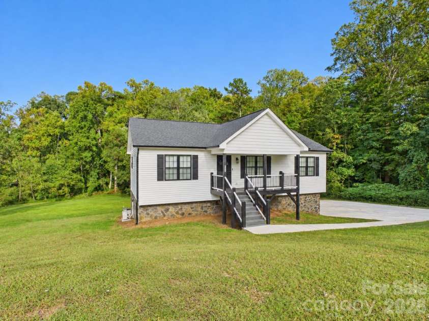 180 29th Avenue Place, Hickory, NC 28601.  MLS# CAR4434610, YatesRealty ID 56628. 