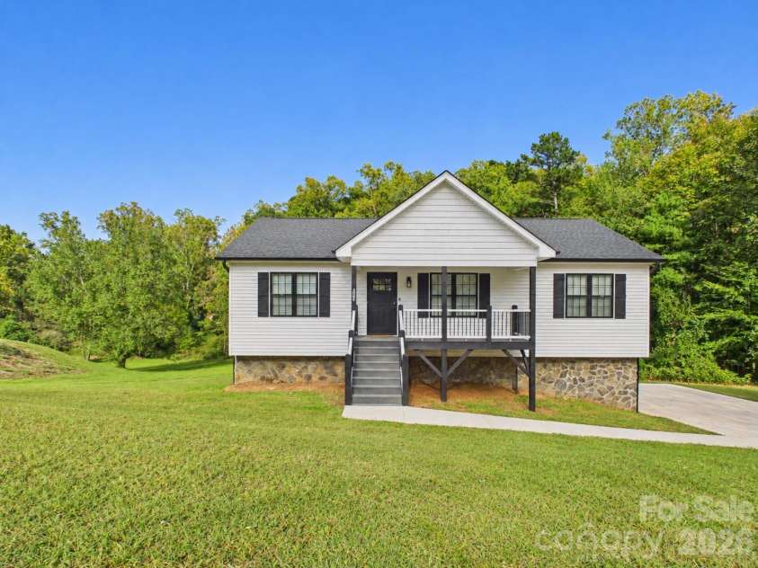 180 29th Avenue Place, Hickory, NC 28601.  MLS# CAR4434610, YatesRealty ID 56628. 