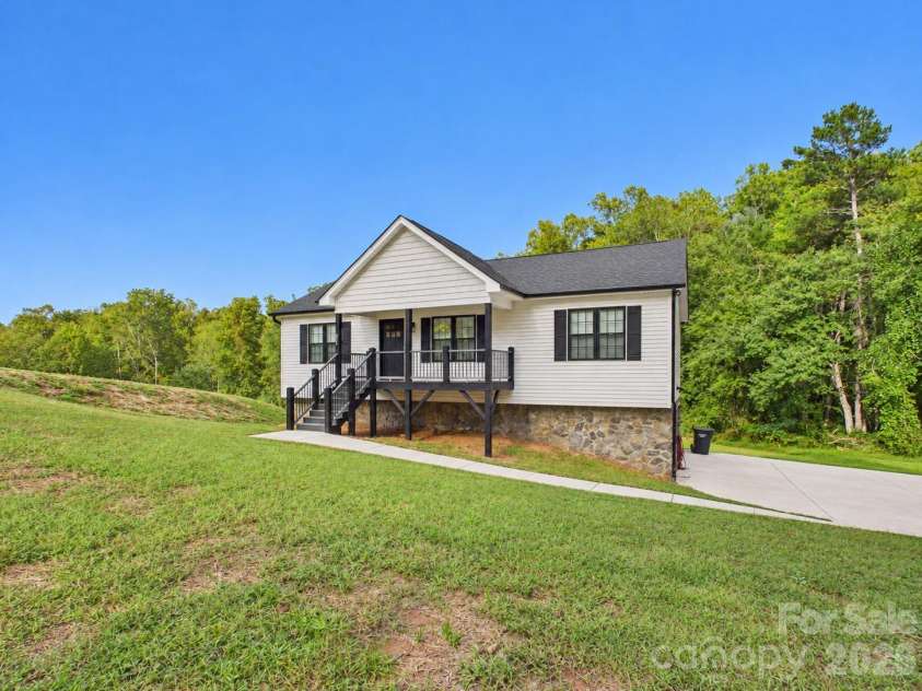 180 29th Avenue Place, Hickory, NC 28601.  MLS# CAR4434610, YatesRealty ID 56628. 