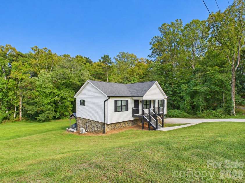 180 29th Avenue Place, Hickory, NC 28601.  MLS# CAR4434610, YatesRealty ID 56628. 