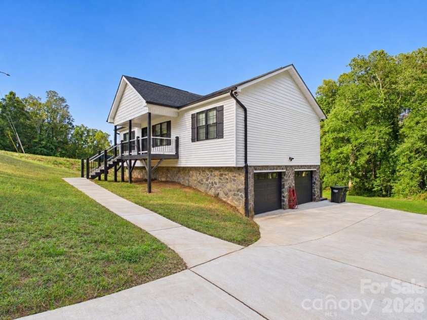 180 29th Avenue Place, Hickory, NC 28601.  MLS# CAR4434610, YatesRealty ID 56628. 