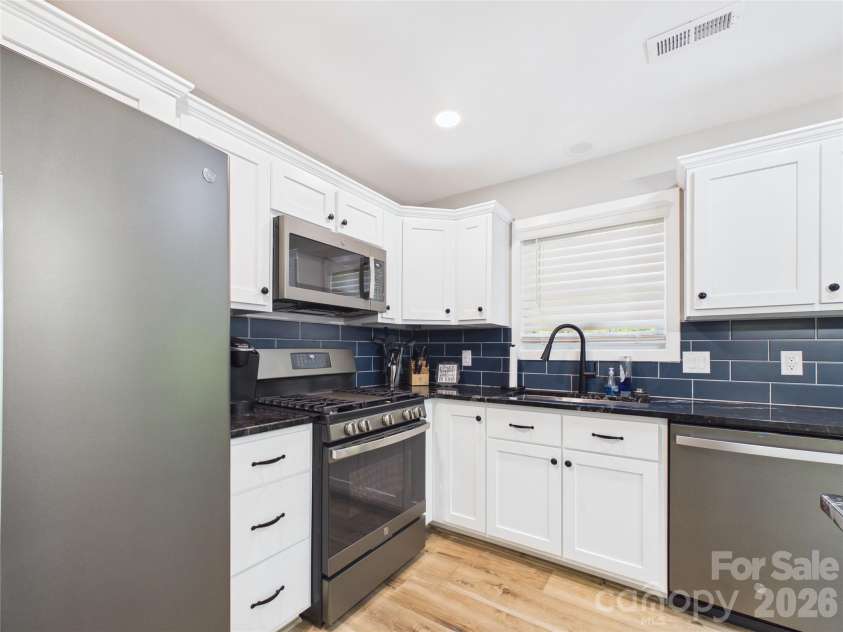 180 29th Avenue Place, Hickory, NC 28601.  MLS# CAR4434610, YatesRealty ID 56628. 