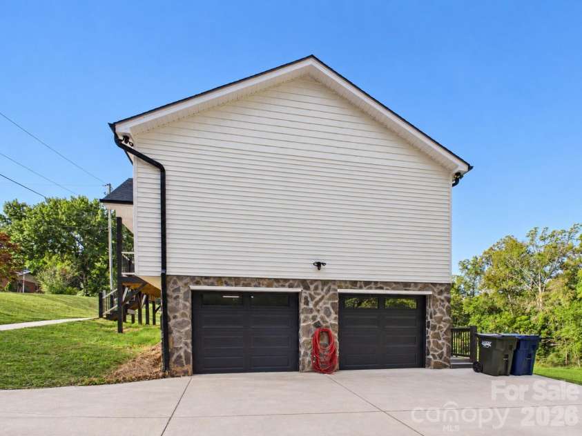 180 29th Avenue Place, Hickory, NC 28601.  MLS# CAR4434610, YatesRealty ID 56628. 