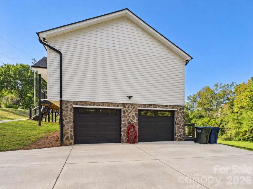 180 29th Avenue Place, Hickory, NC 28601.  MLS# CAR4434610, YatesRealty ID 56628. 
