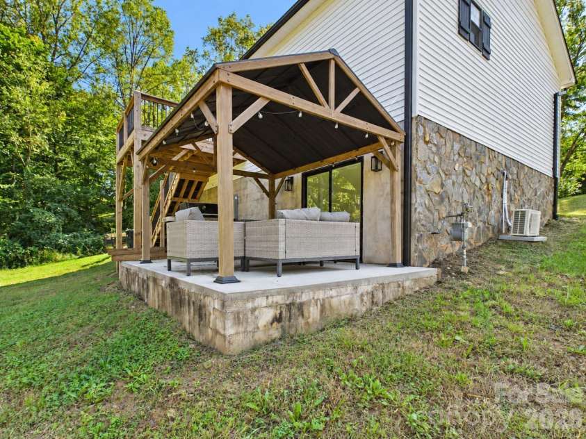 180 29th Avenue Place, Hickory, NC 28601.  MLS# CAR4434610, YatesRealty ID 56628. 