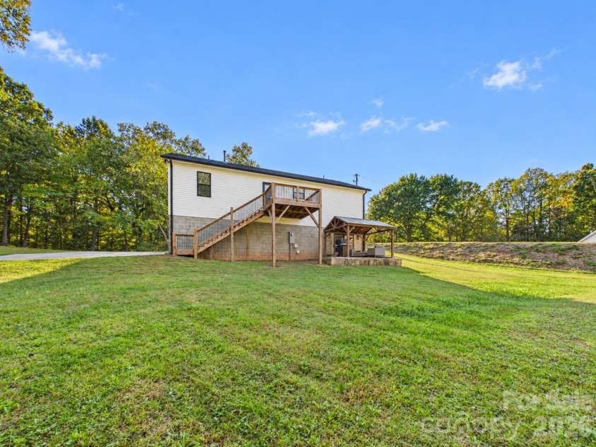 180 29th Avenue Place, Hickory, NC 28601.  MLS# CAR4434610, YatesRealty ID 56628. 