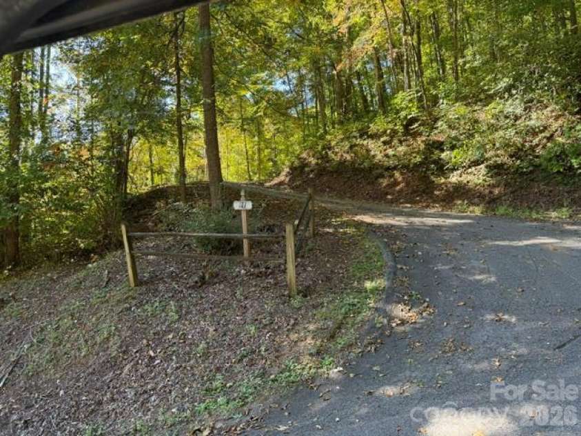 177 Natural Trail, Sylva, NC 28779.  MLS# CAR4434524, YatesRealty ID 56632. Driveway