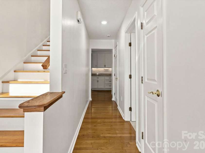 1270 Berra Place, Hickory, NC 28602.  MLS# CAR4433437, YatesRealty ID 56636. Front foyer/staircase