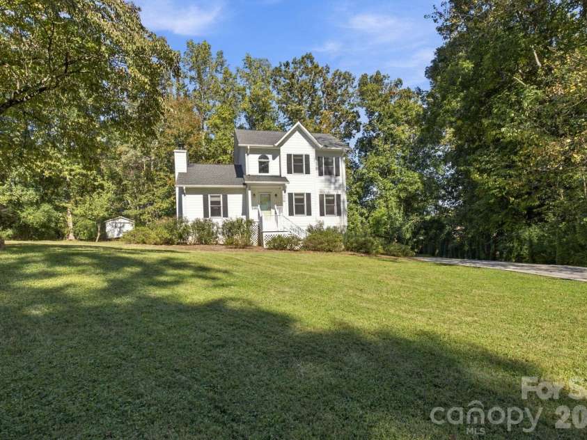 1270 Berra Place, Hickory, NC 28602.  MLS# CAR4433437, YatesRealty ID 56636. Front yard and exterior