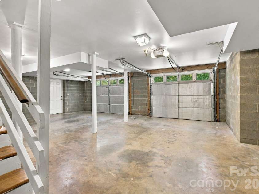 1270 Berra Place, Hickory, NC 28602.  MLS# CAR4433437, YatesRealty ID 56636. Garage