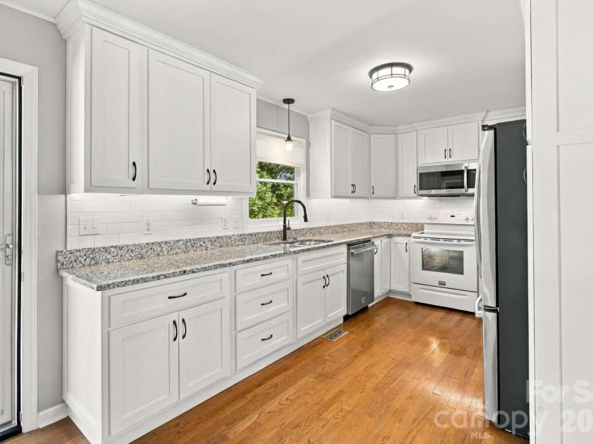 1270 Berra Place, Hickory, NC 28602.  MLS# CAR4433437, YatesRealty ID 56636. Kitchen