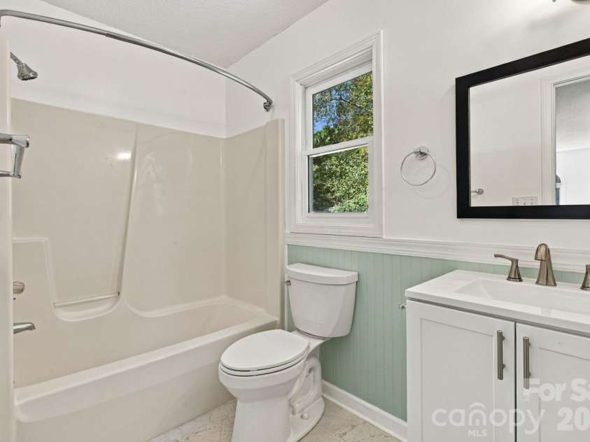 1270 Berra Place, Hickory, NC 28602.  MLS# CAR4433437, YatesRealty ID 56636. Upper level full bathroom