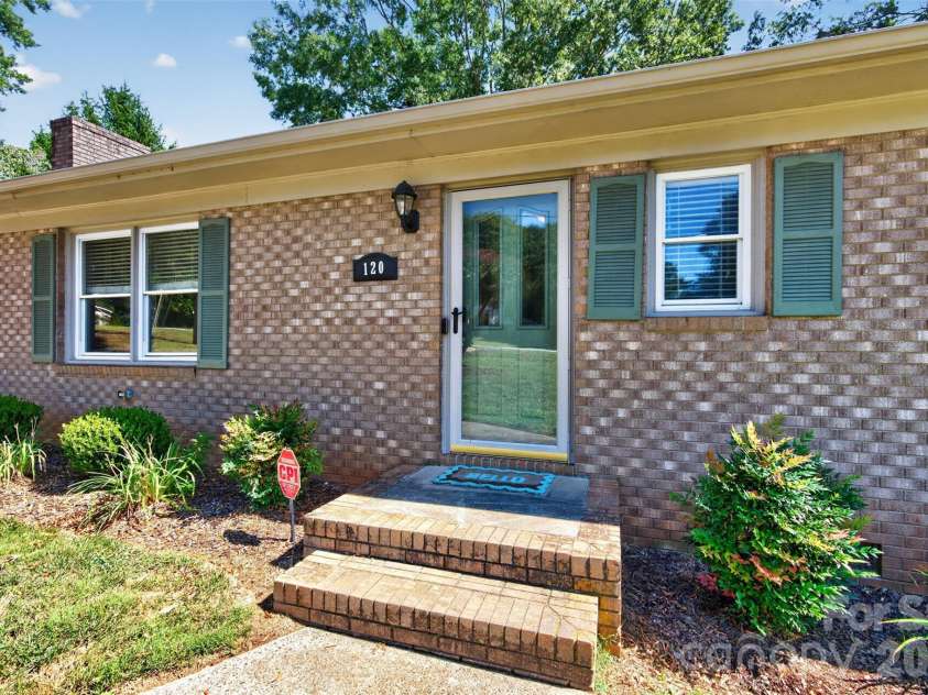 120 Regal Circle, Mooresville, NC 28117.  MLS# CAR4428050, YatesRealty ID 56640. 