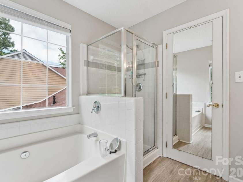 17100 Grenache Court, Cornelius, NC 28031.  MLS# CAR4432838, YatesRealty ID 56641. 07 Master Ensuite Bath