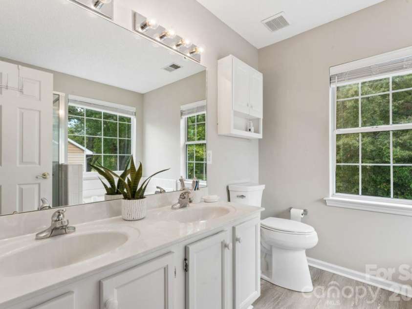 17100 Grenache Court, Cornelius, NC 28031.  MLS# CAR4432838, YatesRealty ID 56641. 08 Master Ensuite Bath