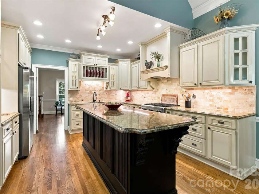 4301 Horseshoe Bend, Matthews, NC 28104.  MLS# CAR4431860, YatesRealty ID 56646. 