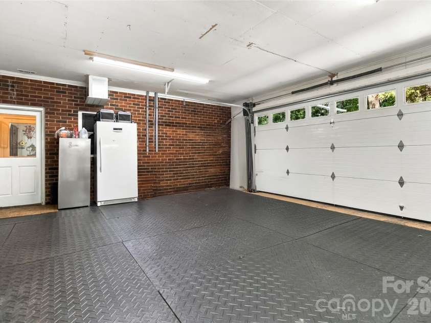 4301 Horseshoe Bend, Matthews, NC 28104.  MLS# CAR4431860, YatesRealty ID 56646. Second 2 car garage heated, great for a workout or additional vehicles/toys