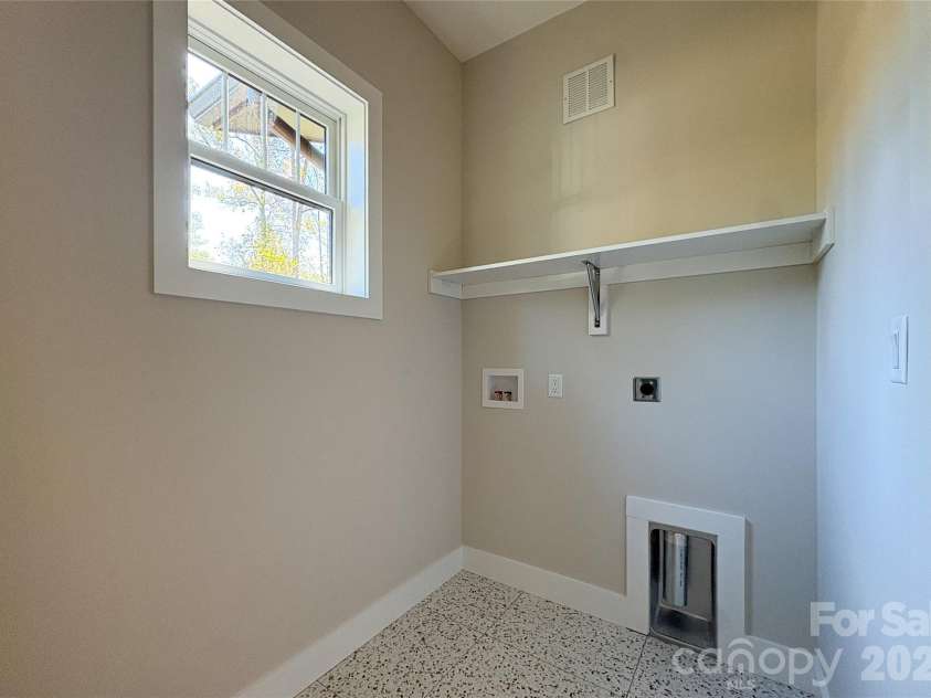 140 Walnut Street, Arden, NC 28704.  MLS# CAR4434493, YatesRealty ID 56647. 