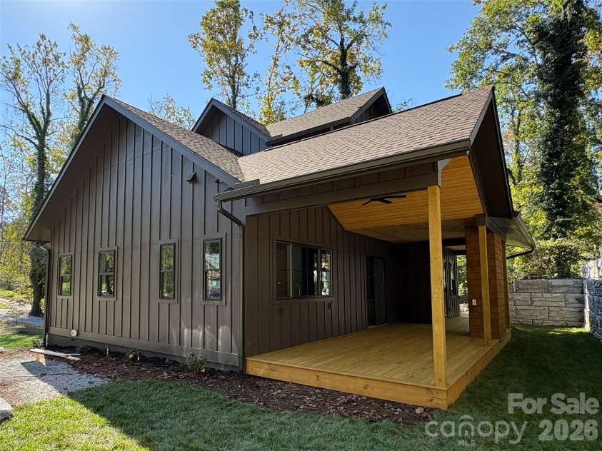 140 Walnut Street, Arden, NC 28704.  MLS# CAR4434493, YatesRealty ID 56647. 