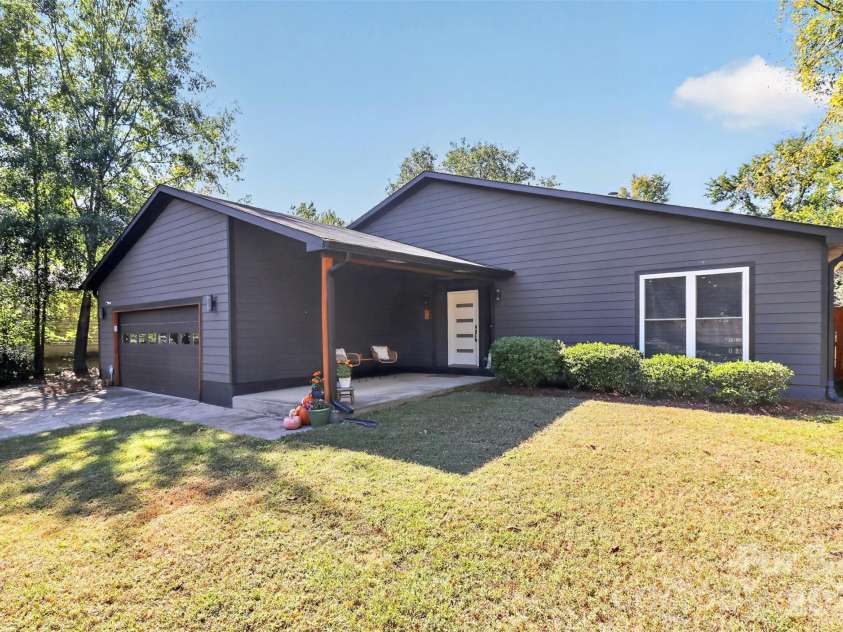 3851 Sweetgrass Lane, Charlotte, NC 28226.  MLS# CAR4434191, YatesRealty ID 56651. 