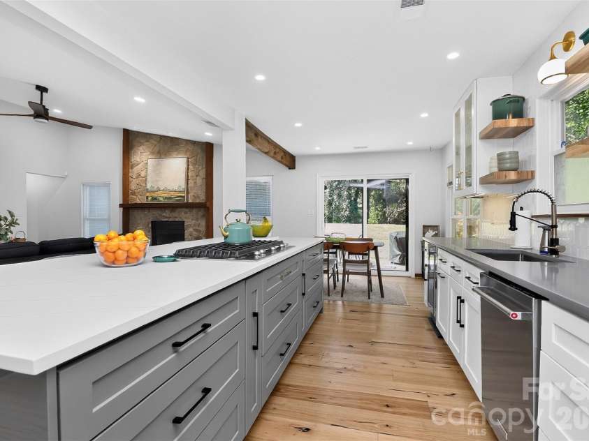 3851 Sweetgrass Lane, Charlotte, NC 28226.  MLS# CAR4434191, YatesRealty ID 56651. 