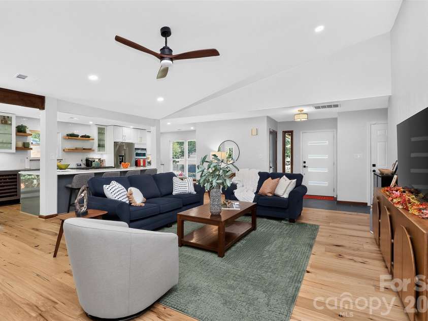 3851 Sweetgrass Lane, Charlotte, NC 28226.  MLS# CAR4434191, YatesRealty ID 56651. 