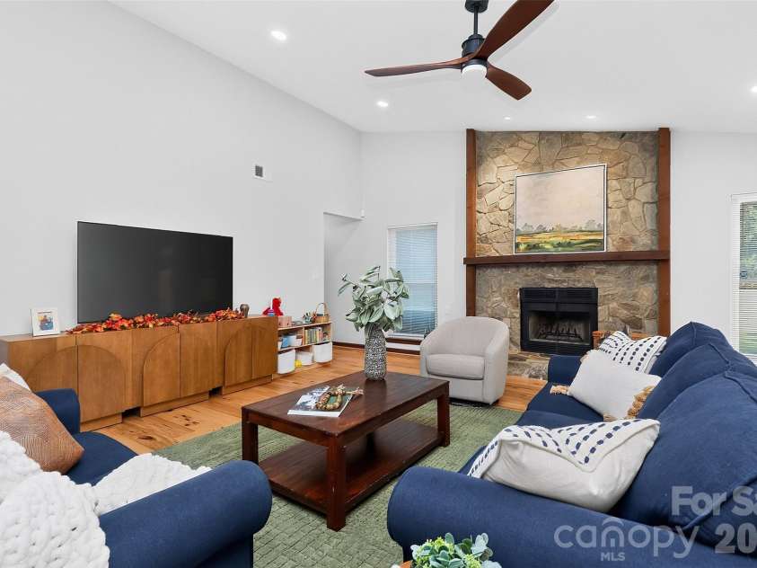 3851 Sweetgrass Lane, Charlotte, NC 28226.  MLS# CAR4434191, YatesRealty ID 56651. 