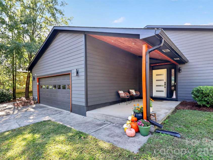 3851 Sweetgrass Lane, Charlotte, NC 28226.  MLS# CAR4434191, YatesRealty ID 56651. 