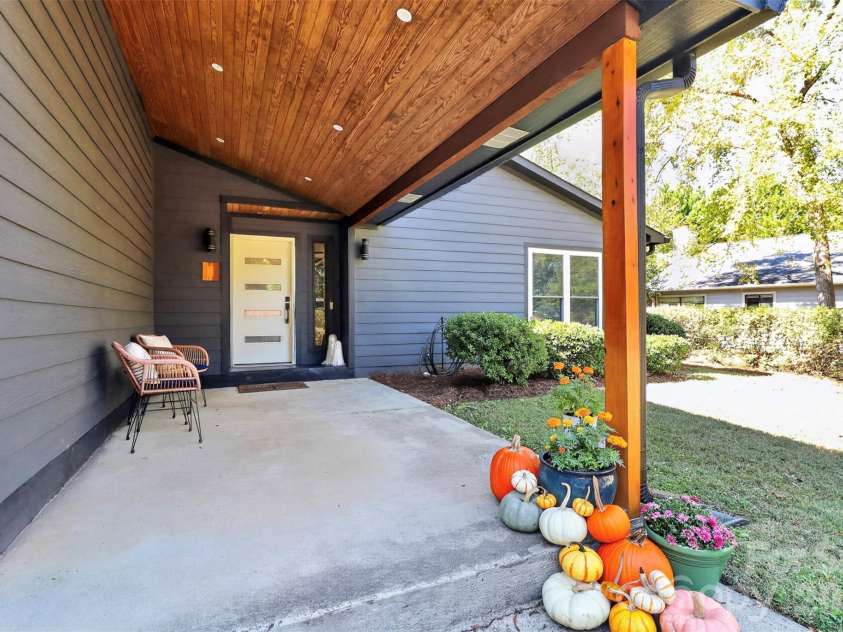 3851 Sweetgrass Lane, Charlotte, NC 28226.  MLS# CAR4434191, YatesRealty ID 56651. 