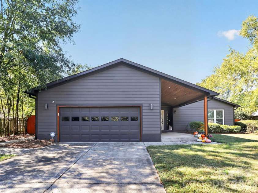 3851 Sweetgrass Lane, Charlotte, NC 28226.  MLS# CAR4434191, YatesRealty ID 56651. 