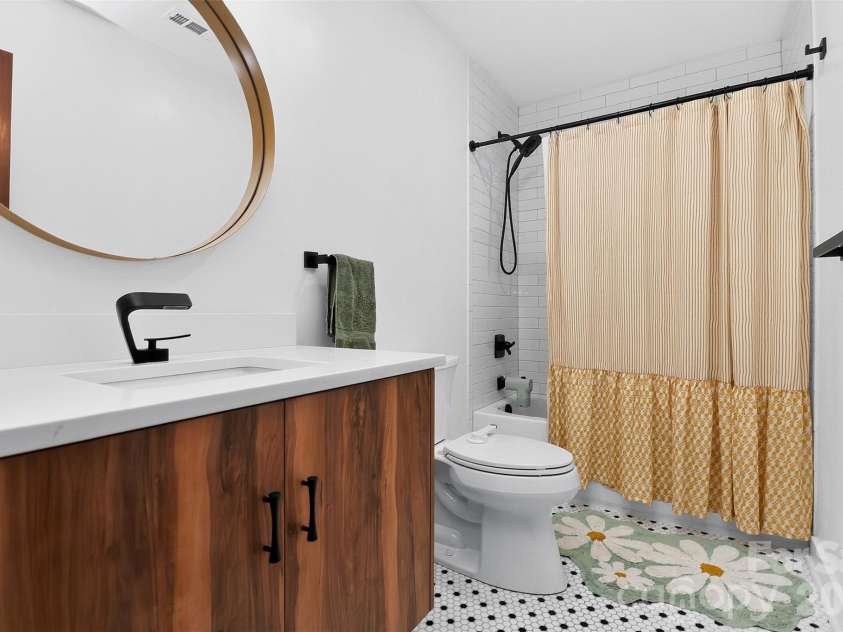 3851 Sweetgrass Lane, Charlotte, NC 28226.  MLS# CAR4434191, YatesRealty ID 56651. Hall Bath
