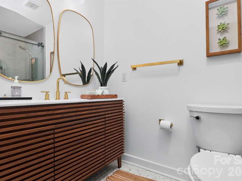 3851 Sweetgrass Lane, Charlotte, NC 28226.  MLS# CAR4434191, YatesRealty ID 56651. Primary Bathroom