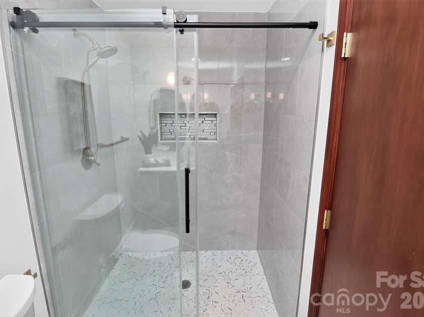 3851 Sweetgrass Lane, Charlotte, NC 28226.  MLS# CAR4434191, YatesRealty ID 56651. Primary Bathroom