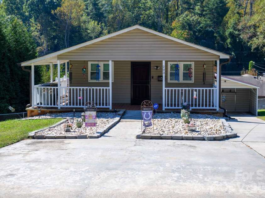 203 Newland Place, Lenoir, NC 28645.  MLS# CAR4434255, YatesRealty ID 56653. 