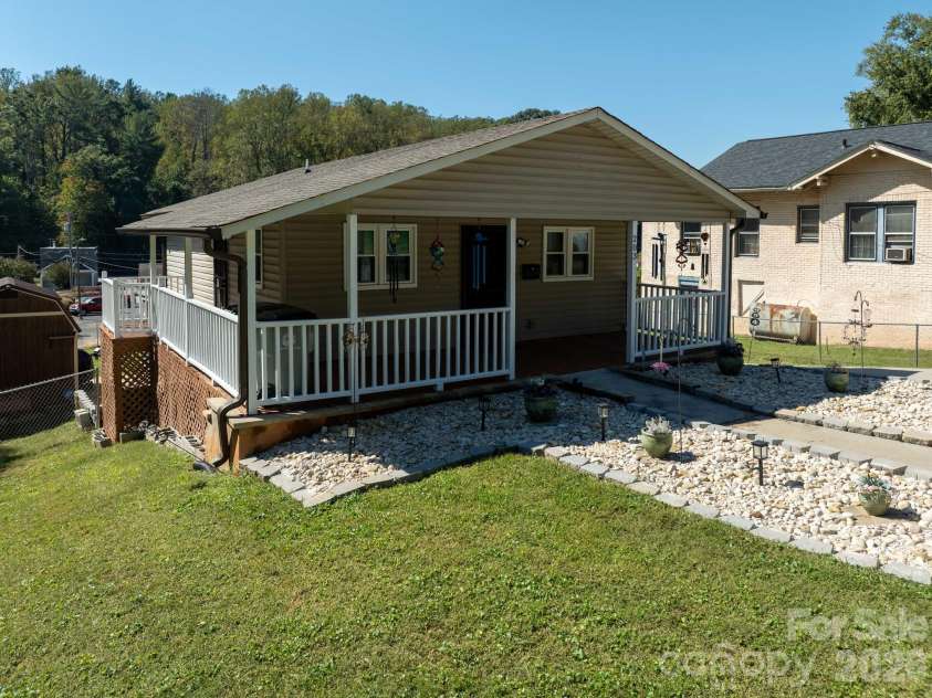 203 Newland Place, Lenoir, NC 28645.  MLS# CAR4434255, YatesRealty ID 56653. 